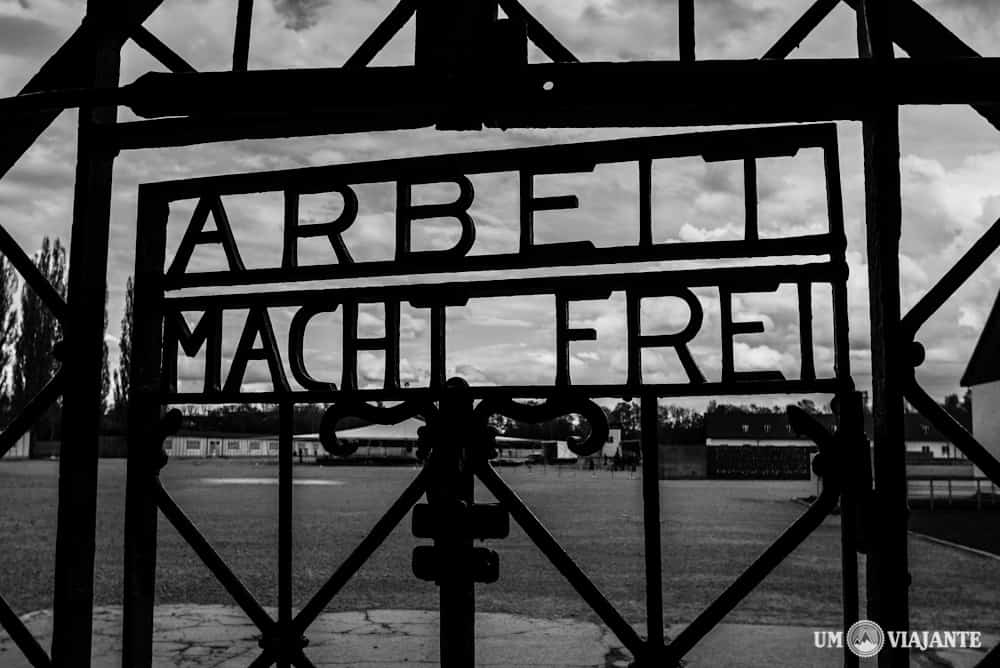 Nos portões do campo de Dacha: "O trabalho liberta"
