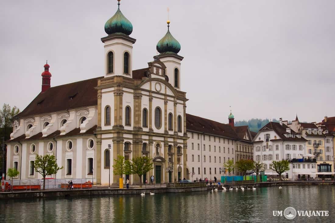 Foto da Igreja Jesuíta de Lucerna que tirei quando estava do outro lado do rio