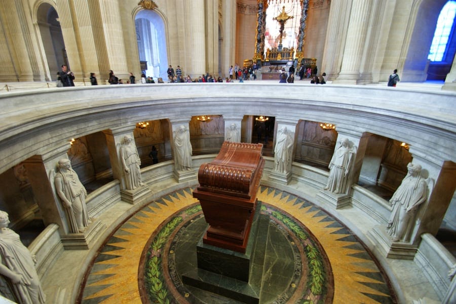 O sarcófago de Napoleão Bonaparte, sob a cúpula da catedral de Saint-Louis-des-Invalides, Paris