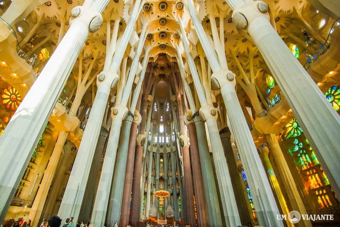 Interior da Sagrada Família, em Barcelona