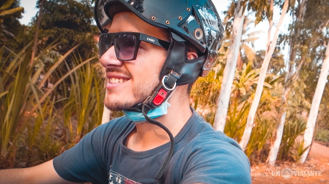 Um Viajante de quadriciclo no Camboja