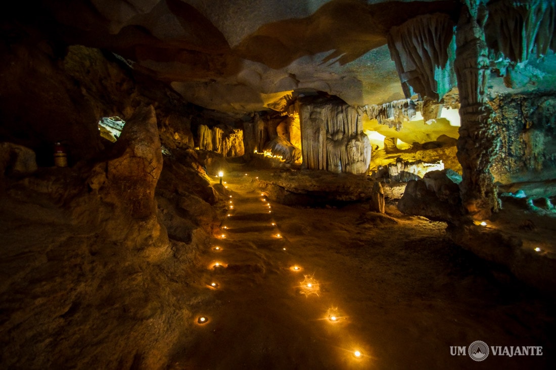 Caverna em Halong Bay, Vietnã