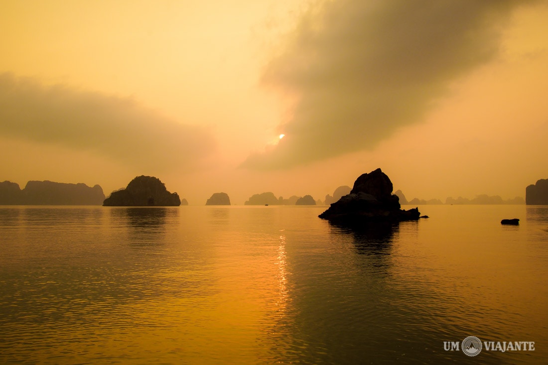 Pôr do sol em Halong Bay, Vietnã