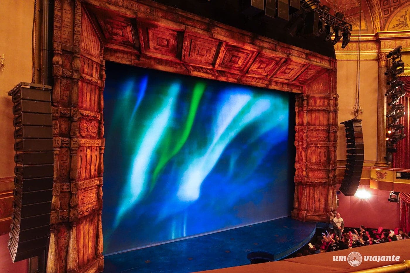 Teatro Frozen - Escolhendo o seu lugar no teatro